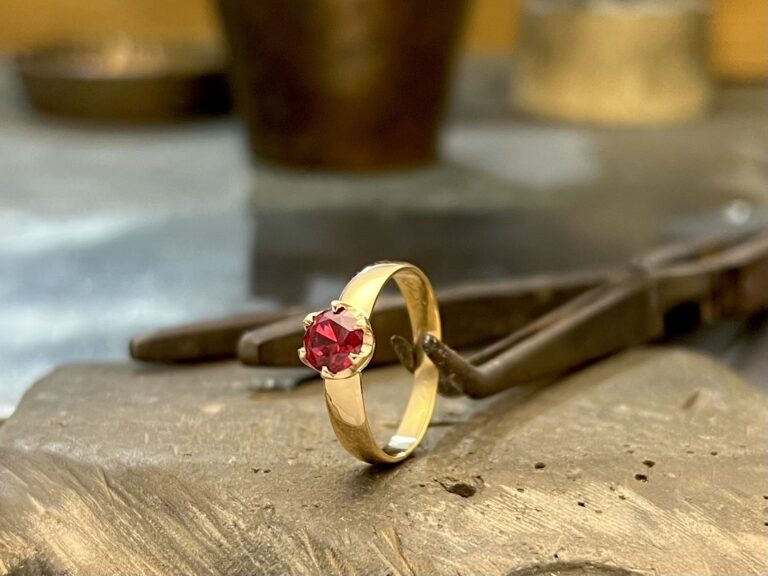 Isoisän ja Isän sormus Riikan sormeen