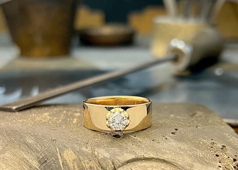 Äidin, Isän ja Mummun sormuksista yksi uusi